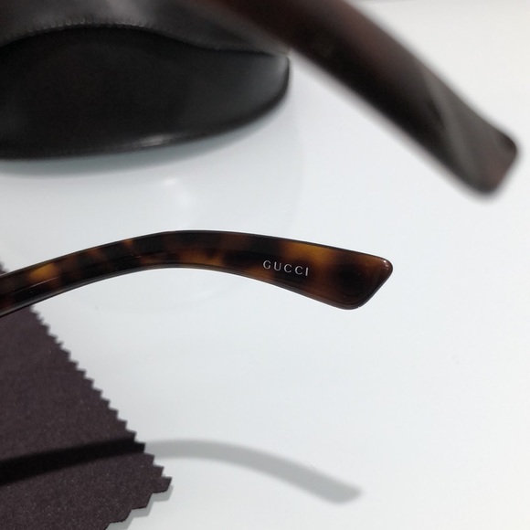 Gucci Sunglasses with Case - Picture 3 of 10